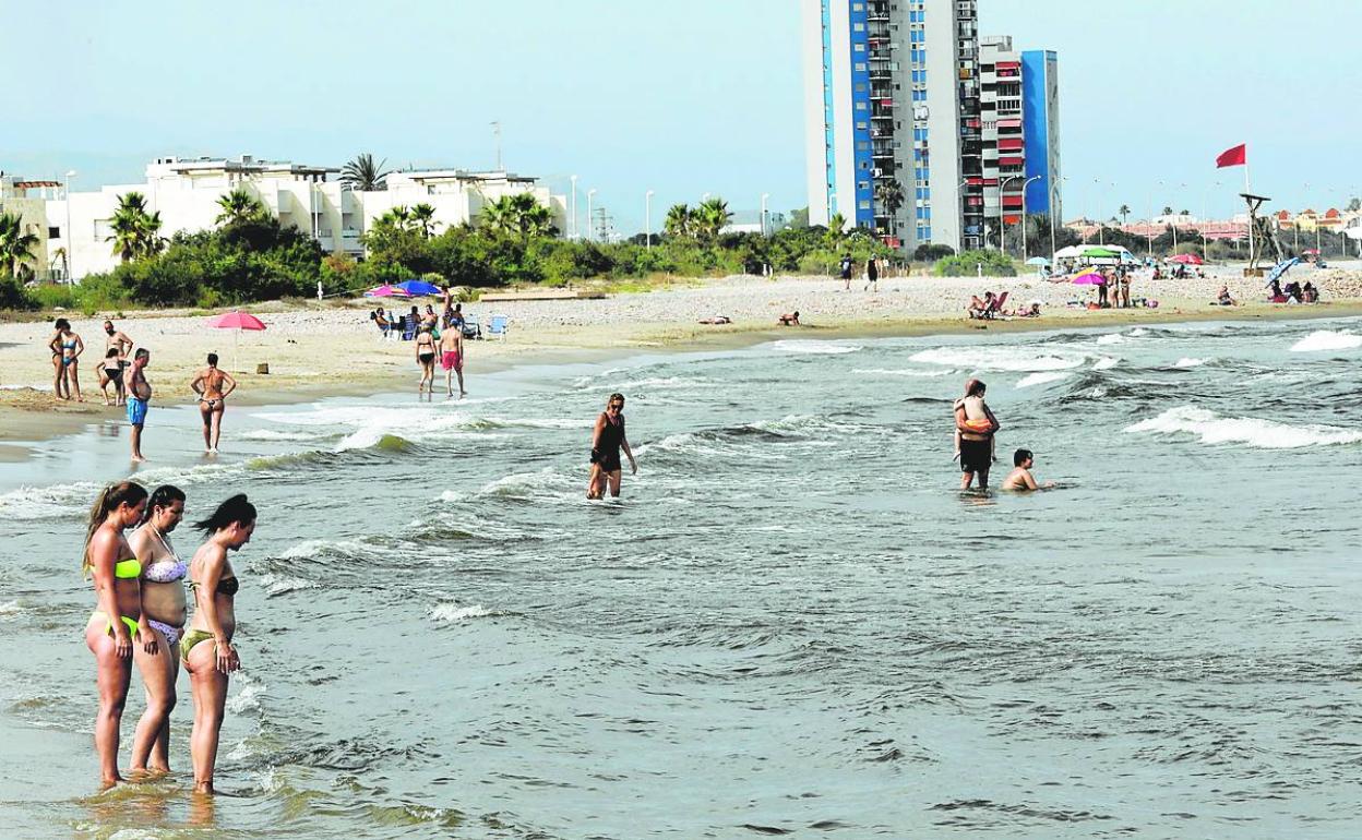 Los bañistas disfrutan del día en una de las playas de El Puig. 