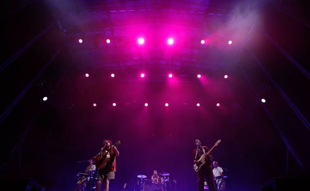 Los integrantes del grupo británico de música electrónica «Metronomy», durante su actuación del viernes en el Low Festival de Benidorm. 