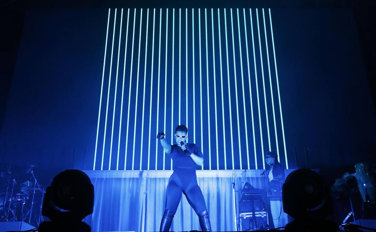 La cantante argentina Nathy Peluso, anoche, durante su actuación en el Low Festival. 