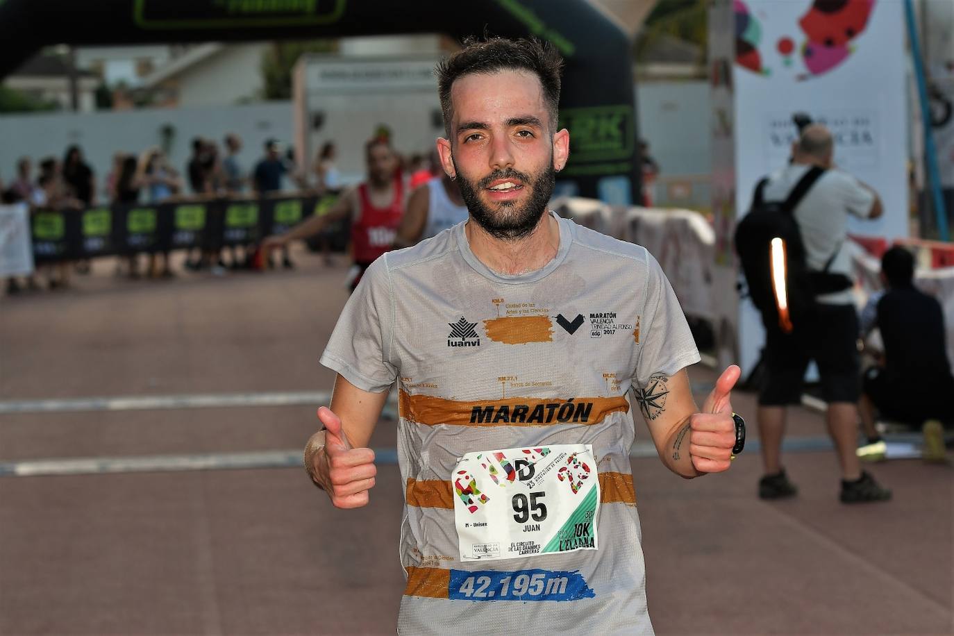 Cientos de deportistas participan en una de las últimas carreras populares del verano.