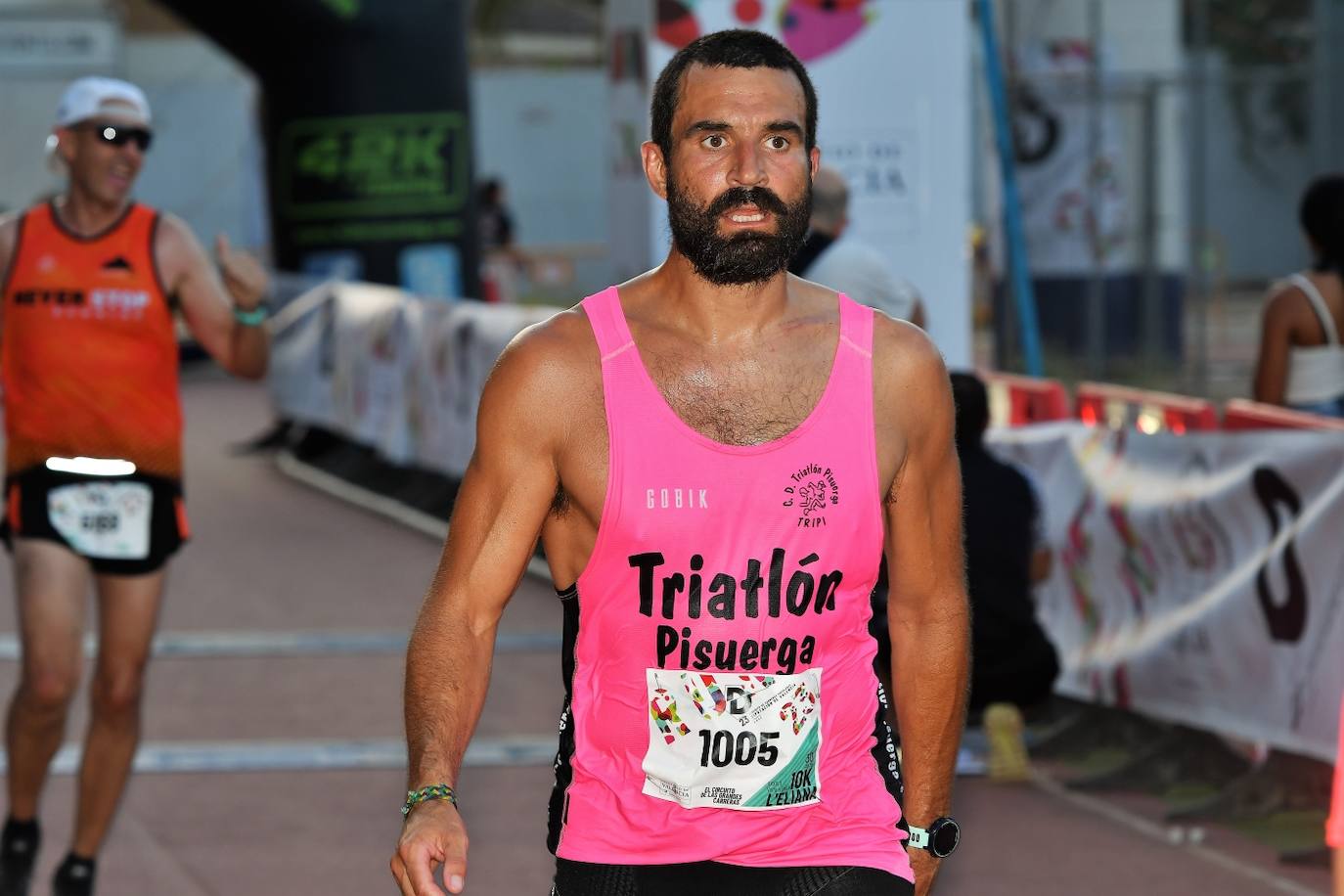 Cientos de deportistas participan en una de las últimas carreras populares del verano.