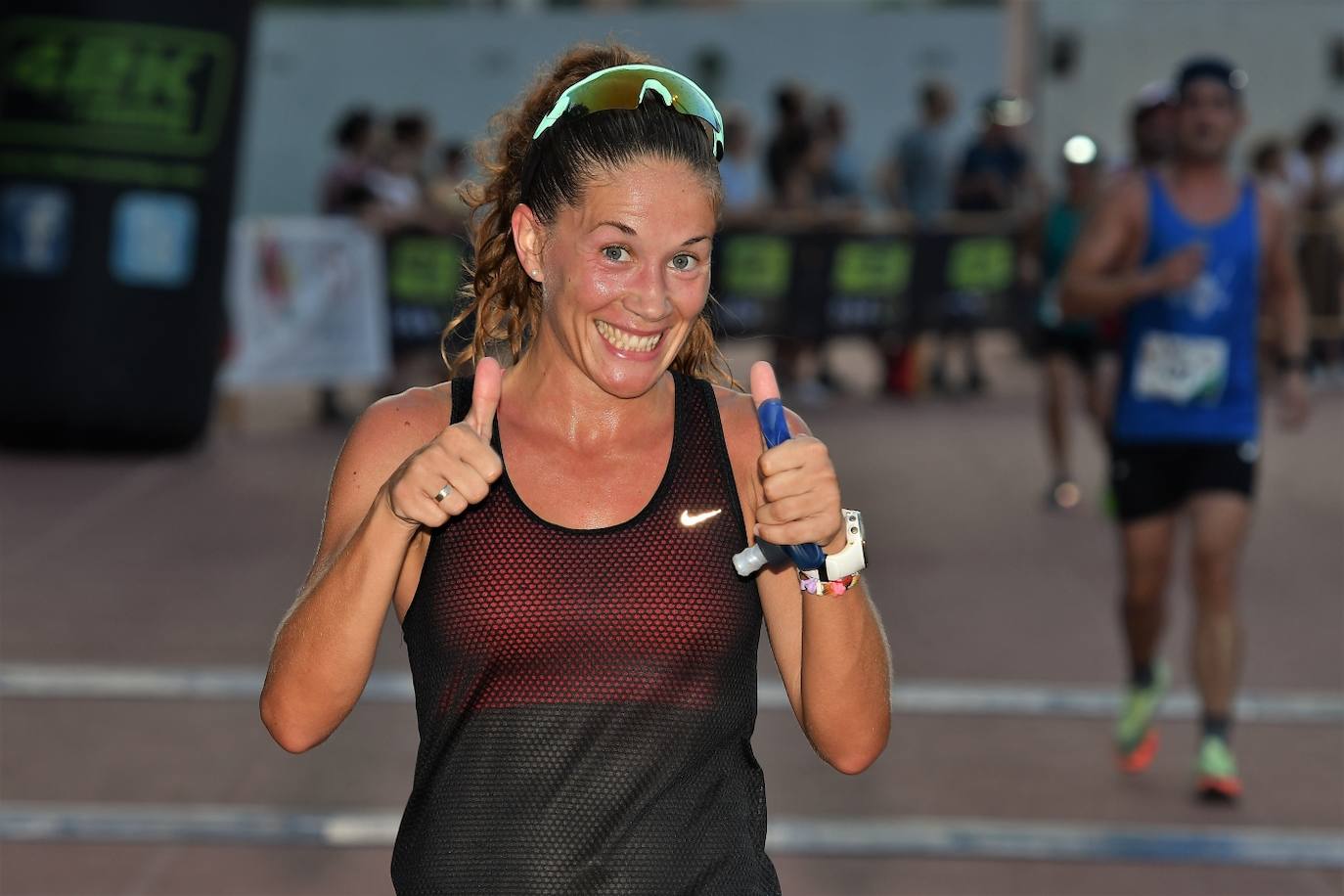 Cientos de deportistas participan en una de las últimas carreras populares del verano.