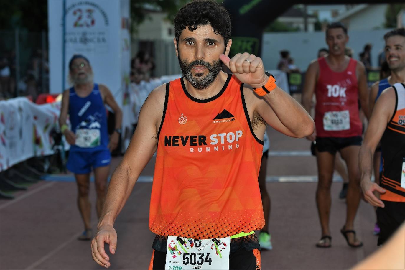 Cientos de deportistas participan en una de las últimas carreras populares del verano.