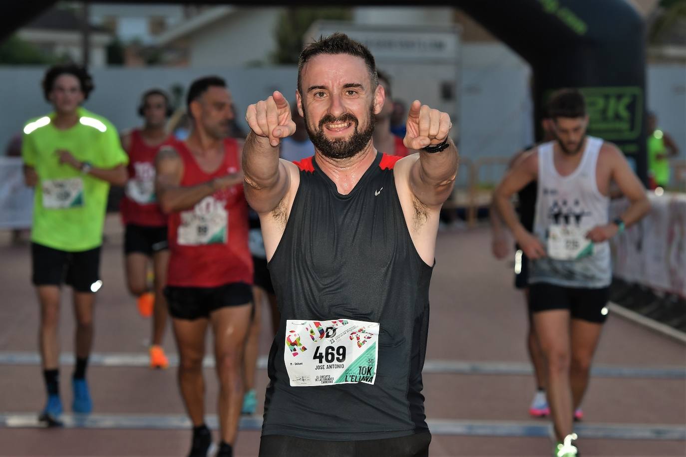 Cientos de deportistas participan en una de las últimas carreras populares del verano.