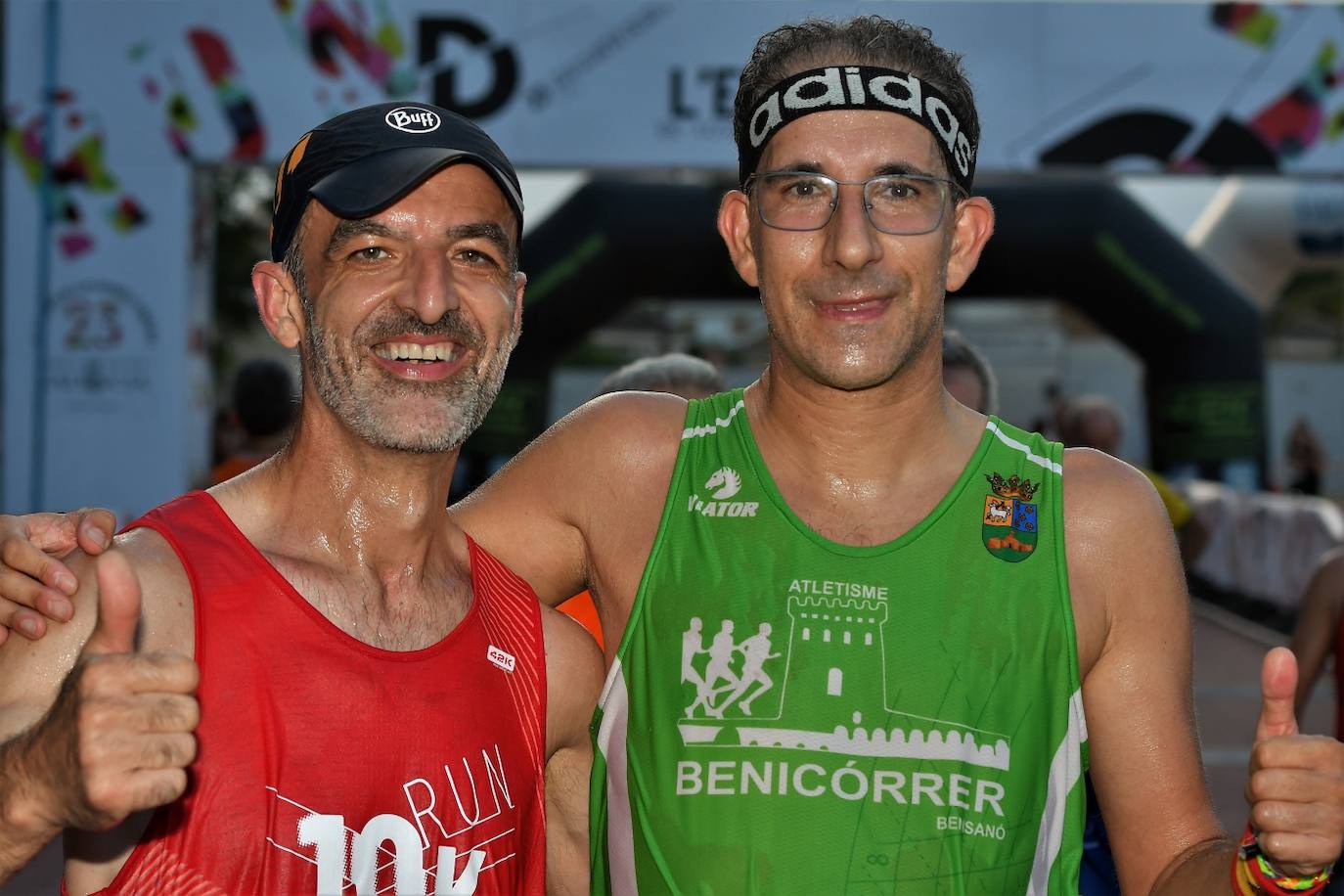 Cientos de deportistas participan en una de las últimas carreras populares del verano.