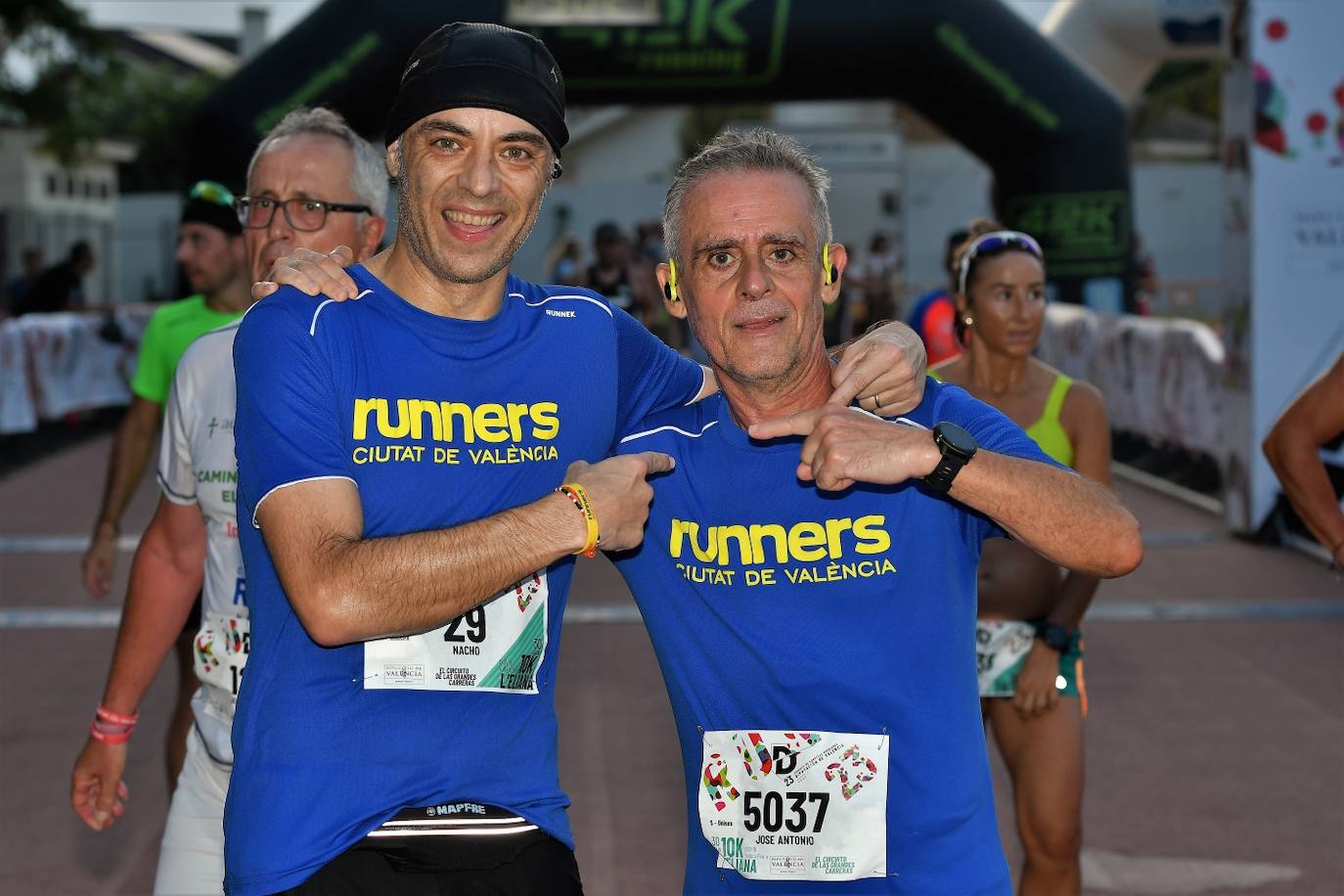 Cientos de deportistas participan en una de las últimas carreras populares del verano.