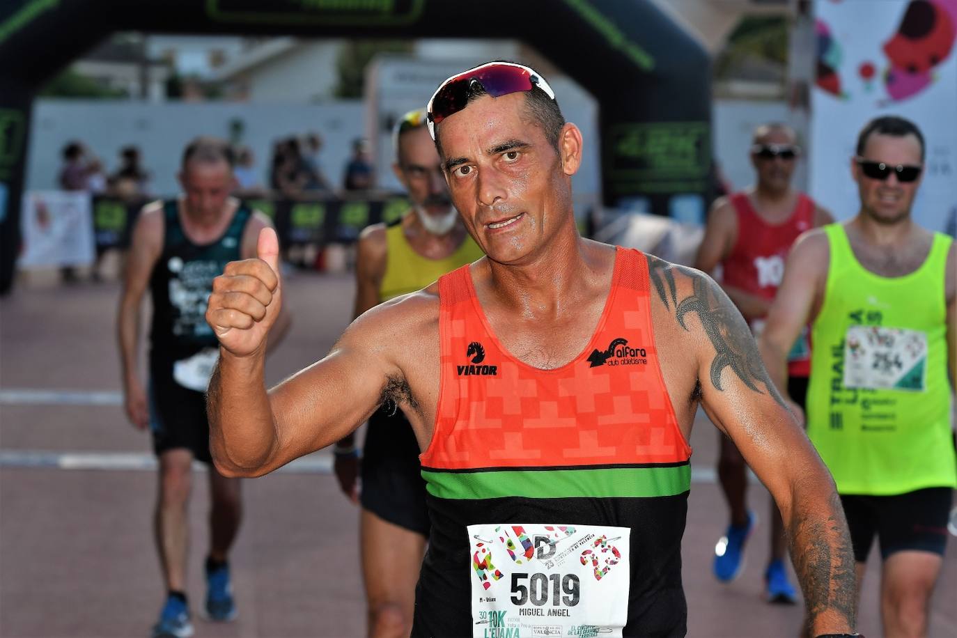 Cientos de deportistas participan en una de las últimas carreras populares del verano.