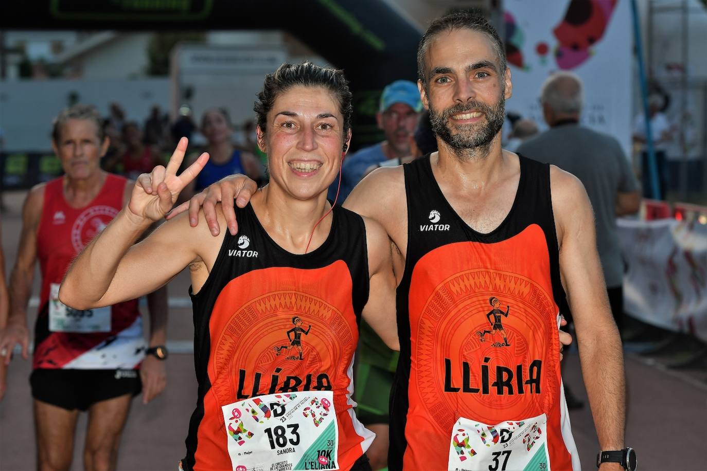 Cientos de deportistas participan en una de las últimas carreras populares del verano.