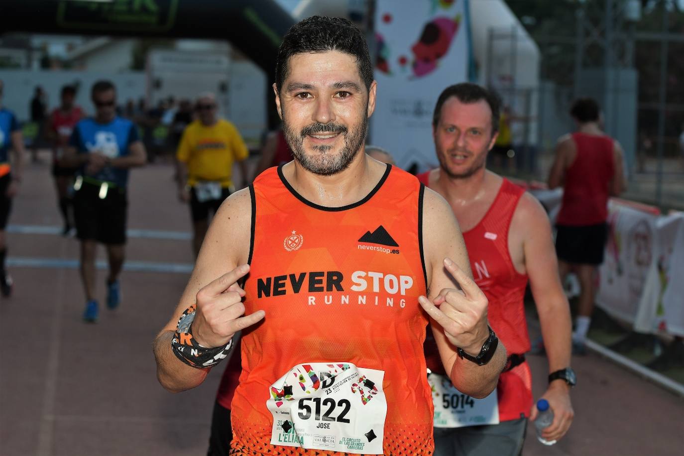 Cientos de deportistas participan en una de las últimas carreras populares del verano.