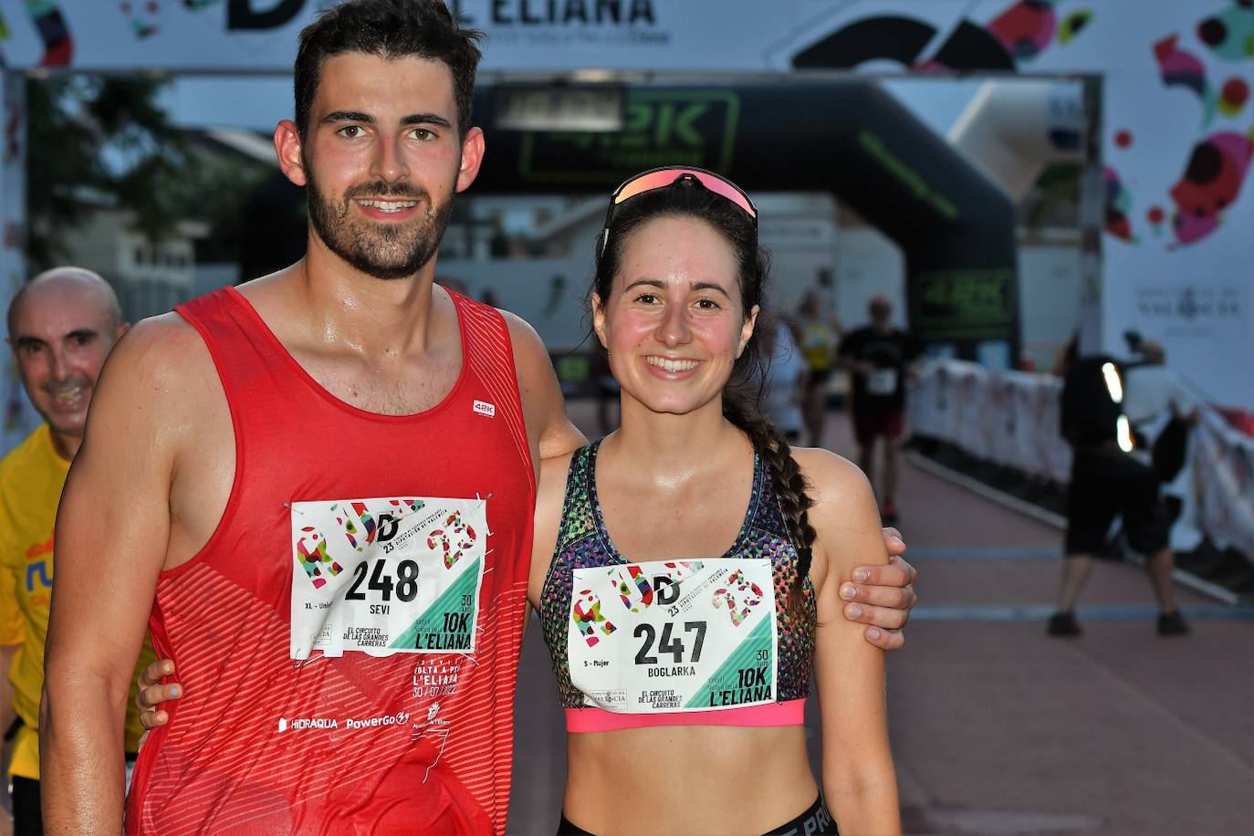 Cientos de deportistas participan en una de las últimas carreras populares del verano.