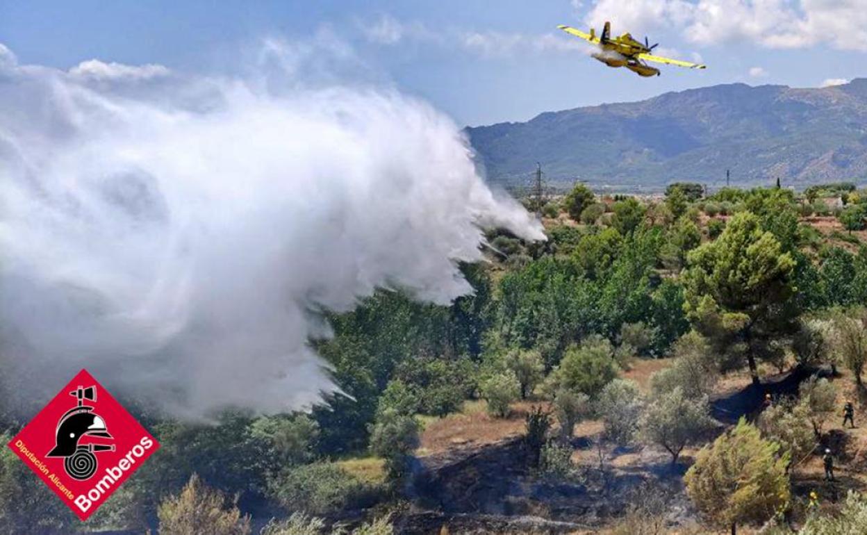 Una avioneta descarga agua sobre 