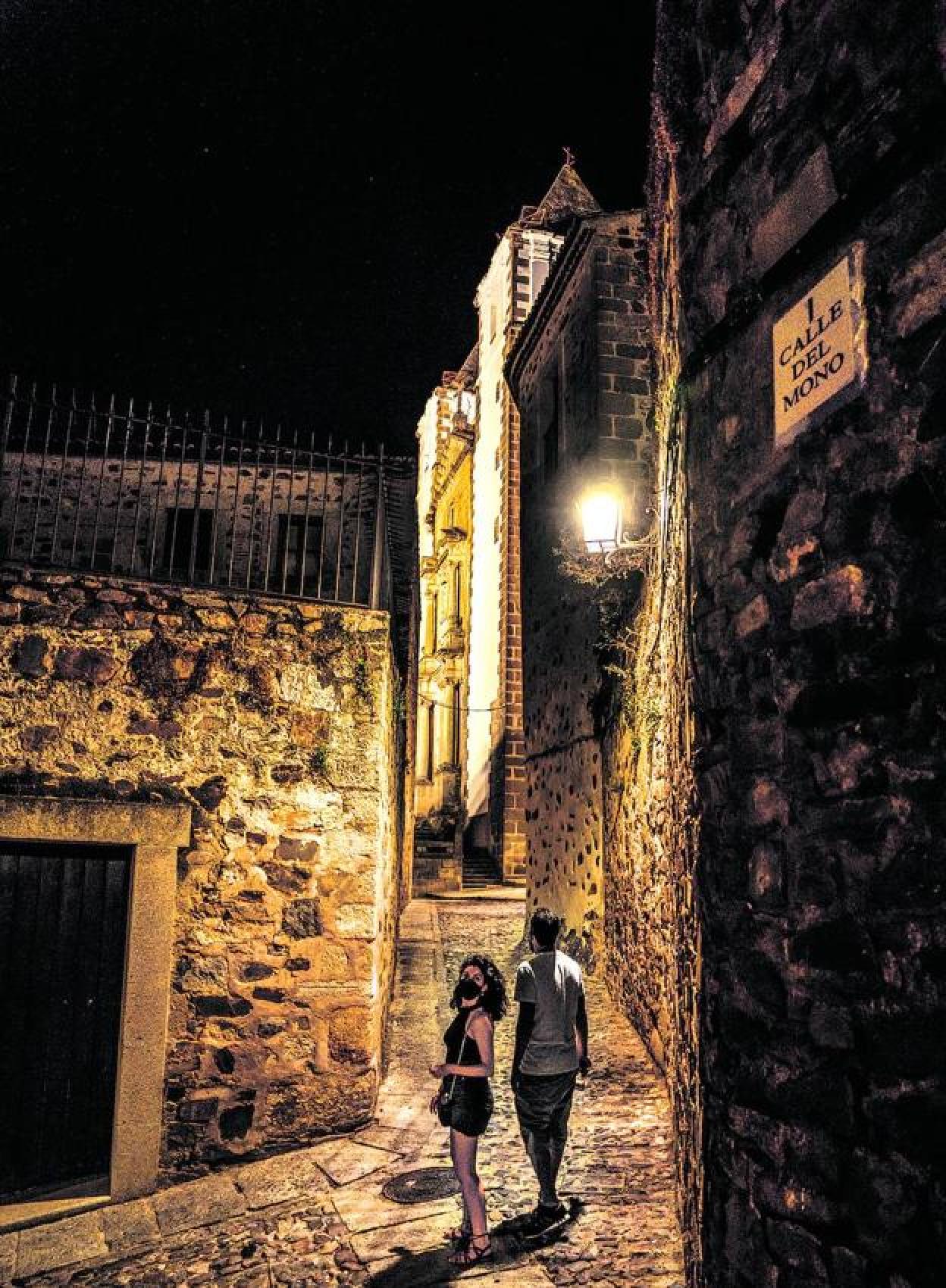 El Fuero de 1229 otorga un trato bastante favorable a los judíos, que podían participar en el mercado o probar su inocencia jurando sobre la Torá en la sinagoga. Su presencia se puede rastrear en el barrio de San Antón. Fotos: