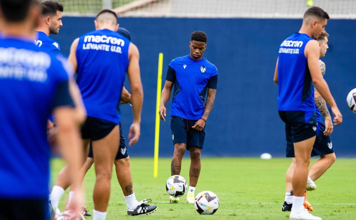 Charly Musonda, en la ciudad deportiva de Buñol.