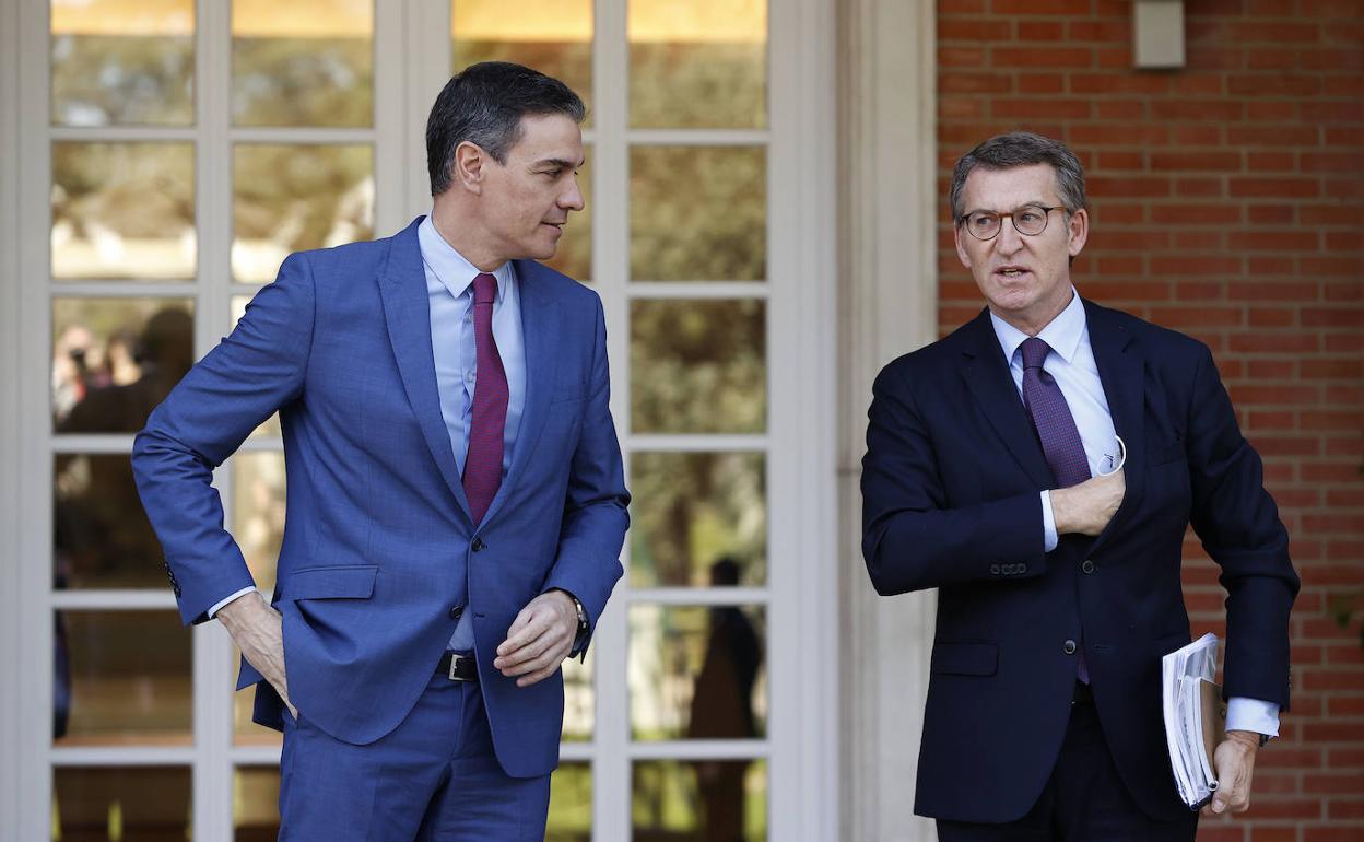 Pedro Sánchez y Alberto Núñez Feijóo, tras su reunión el pasado 7 de abril.