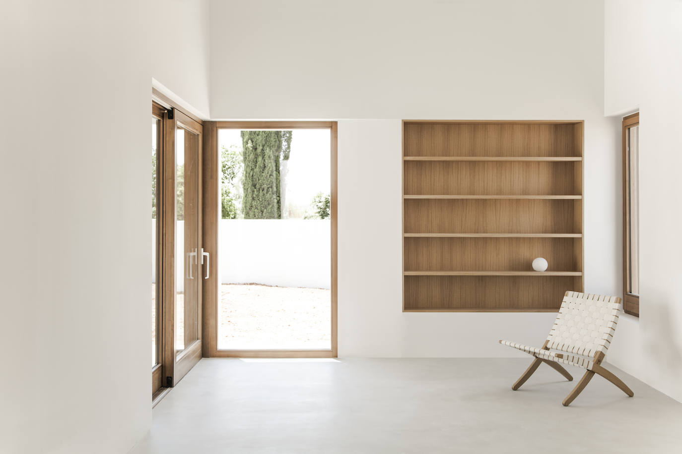 Una librería en madera se ha integrado en el salón de la vivienda.