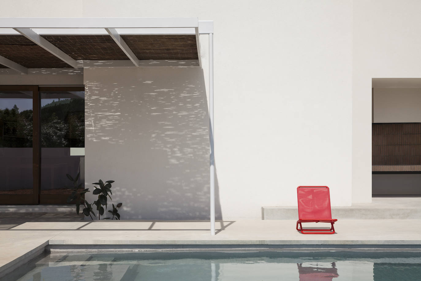 El porche, el paellero y la piscina son los elementos protagonistas en el exterior.