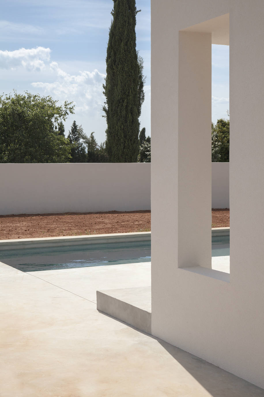 La vivienda está ubicada en una esquina y junto a una zona natural protegida.