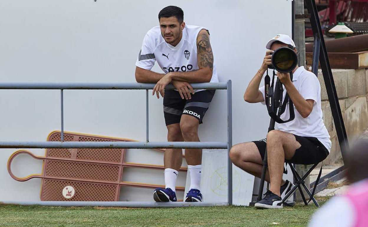 Maxi Gómez, observando un entrenamiento de la semana pasada al no participar por unas molestias físicas