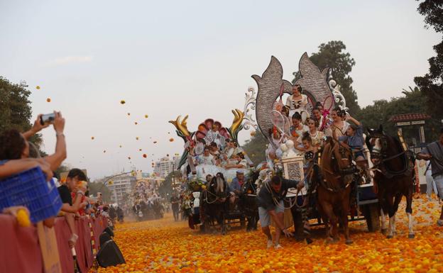 Imagen principal - Algunos momentos de la Batalla de Flores de este domingo. 