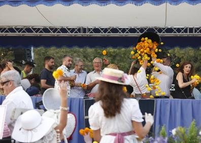 Imagen secundaria 1 - Algunos momentos de la Batalla de Flores de este domingo. 