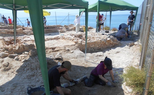 Excavaciones en la Illeta dels Banyets. 