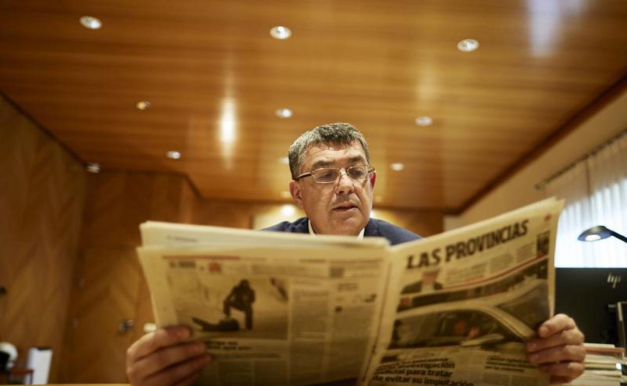 El presidente de Les Corts, Enric Morera, lee el periódico en su despacho. 