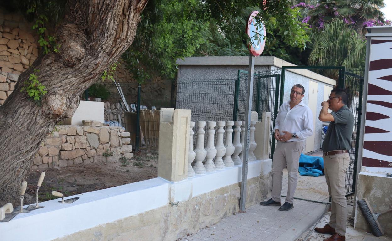 Toni Pérez supervisa la instalación de la balaustrada en su nueva ubicación