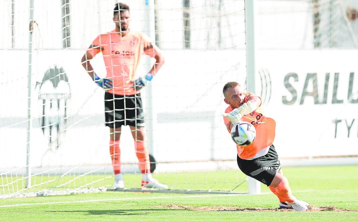 Cillessen, durante uno de sus últimos entrenamientos en Paterna como jugador del Valencia. 