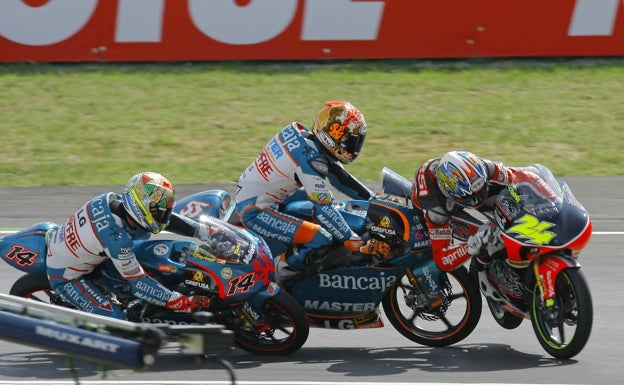 Faubel choca con Corsi tras cerrar Talmacsi al valenciano en el GP de San Marino de 2007. 