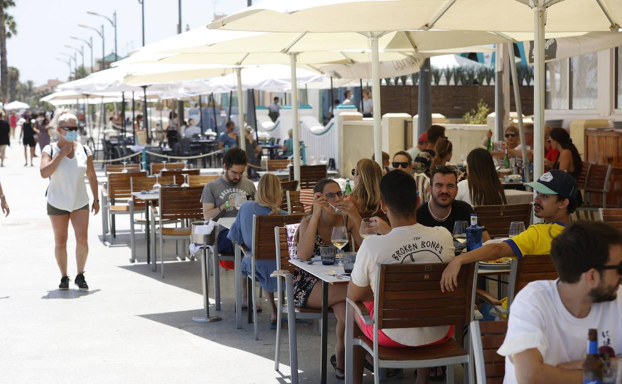 Comensales en una terraza de la playa de Valencia.