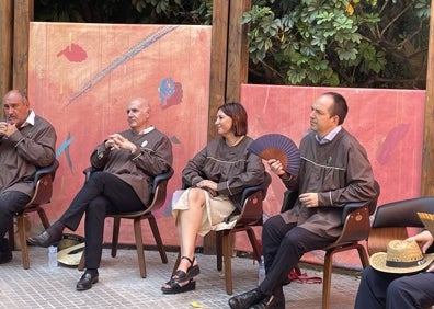 Imagen secundaria 1 - Los participantes en el acto y la consellera con el alcalde. 