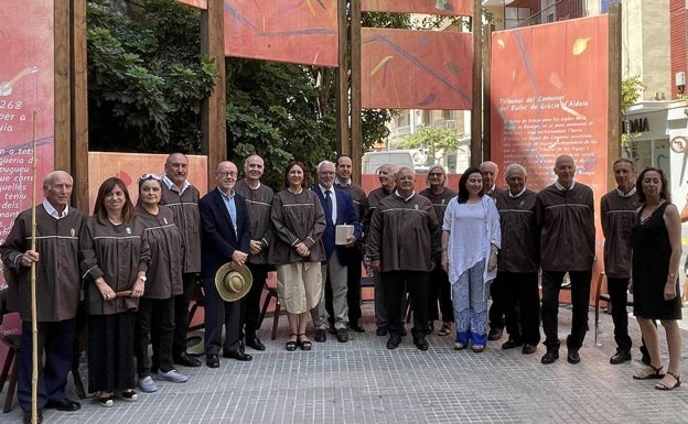 Imagen principal - Los participantes en el acto y la consellera con el alcalde. 