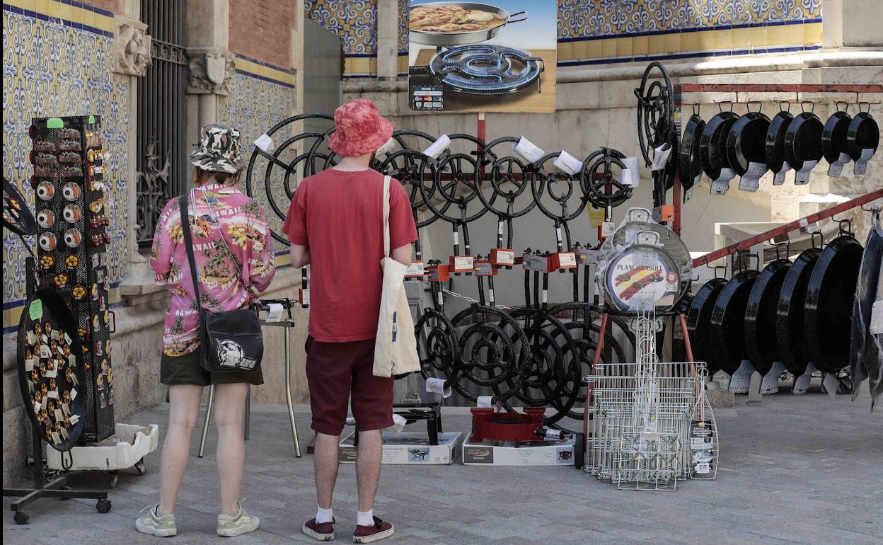 Dos turistas en un comercio en Valencia. 