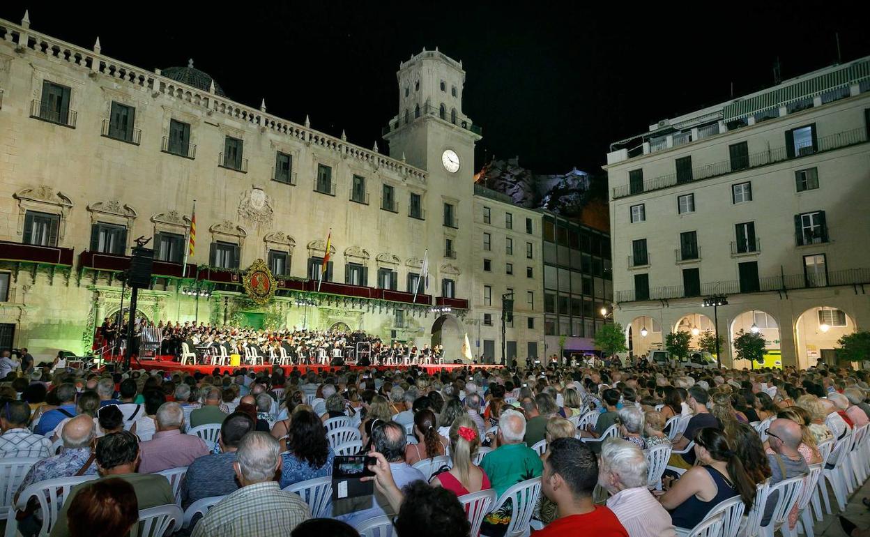 Un instante del concierto celebrado este miércoles en la plaza del Ayuntamiento de Alicante. 