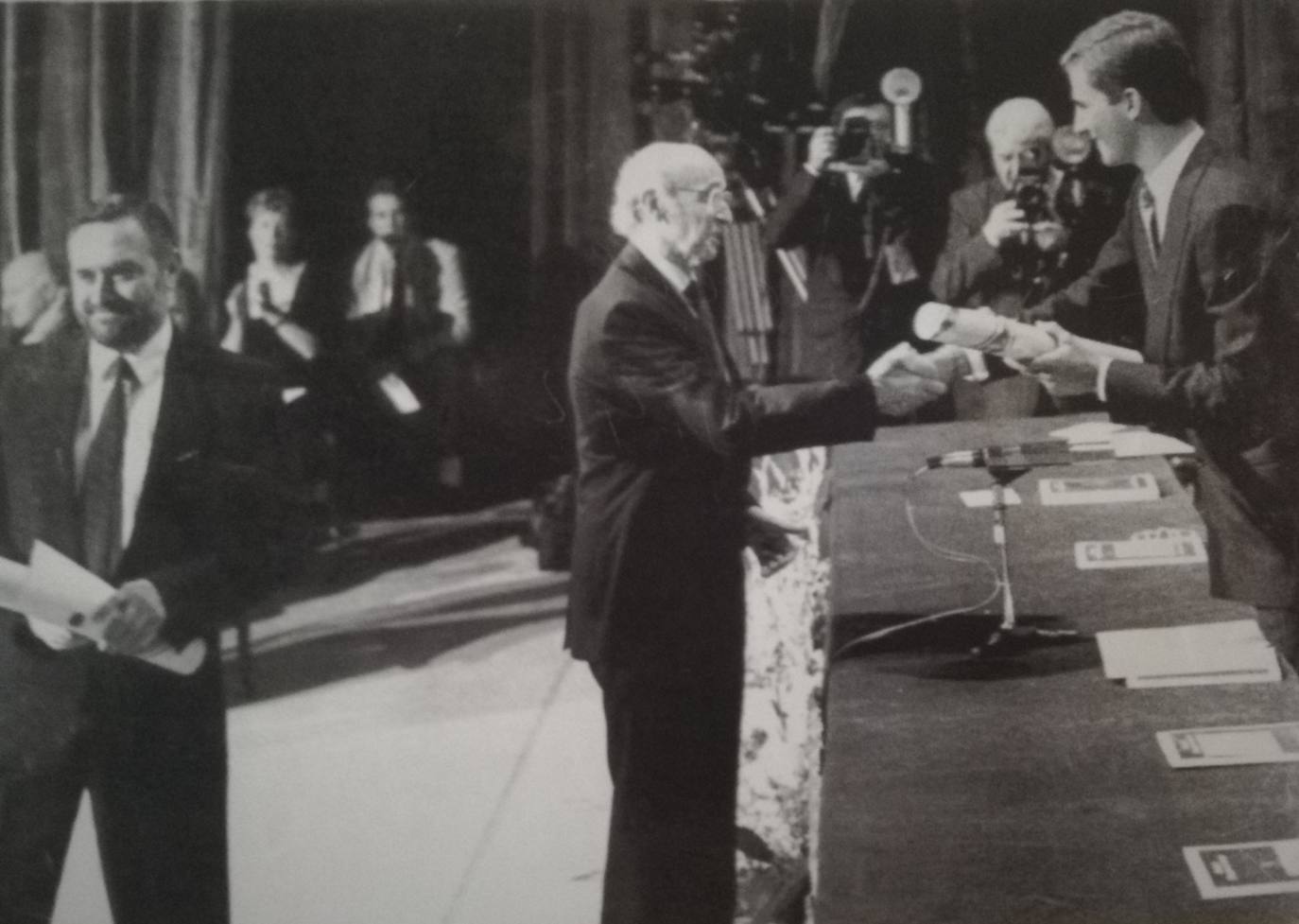 1990. Grisolía recibe el premio Príncipe de Asturias