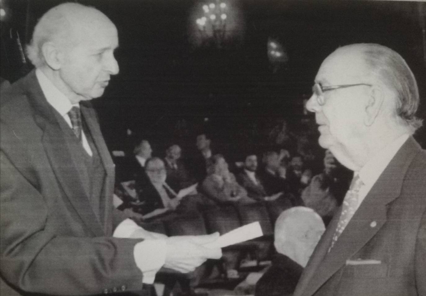 Grisolía junto a Camilo José Cela en1994