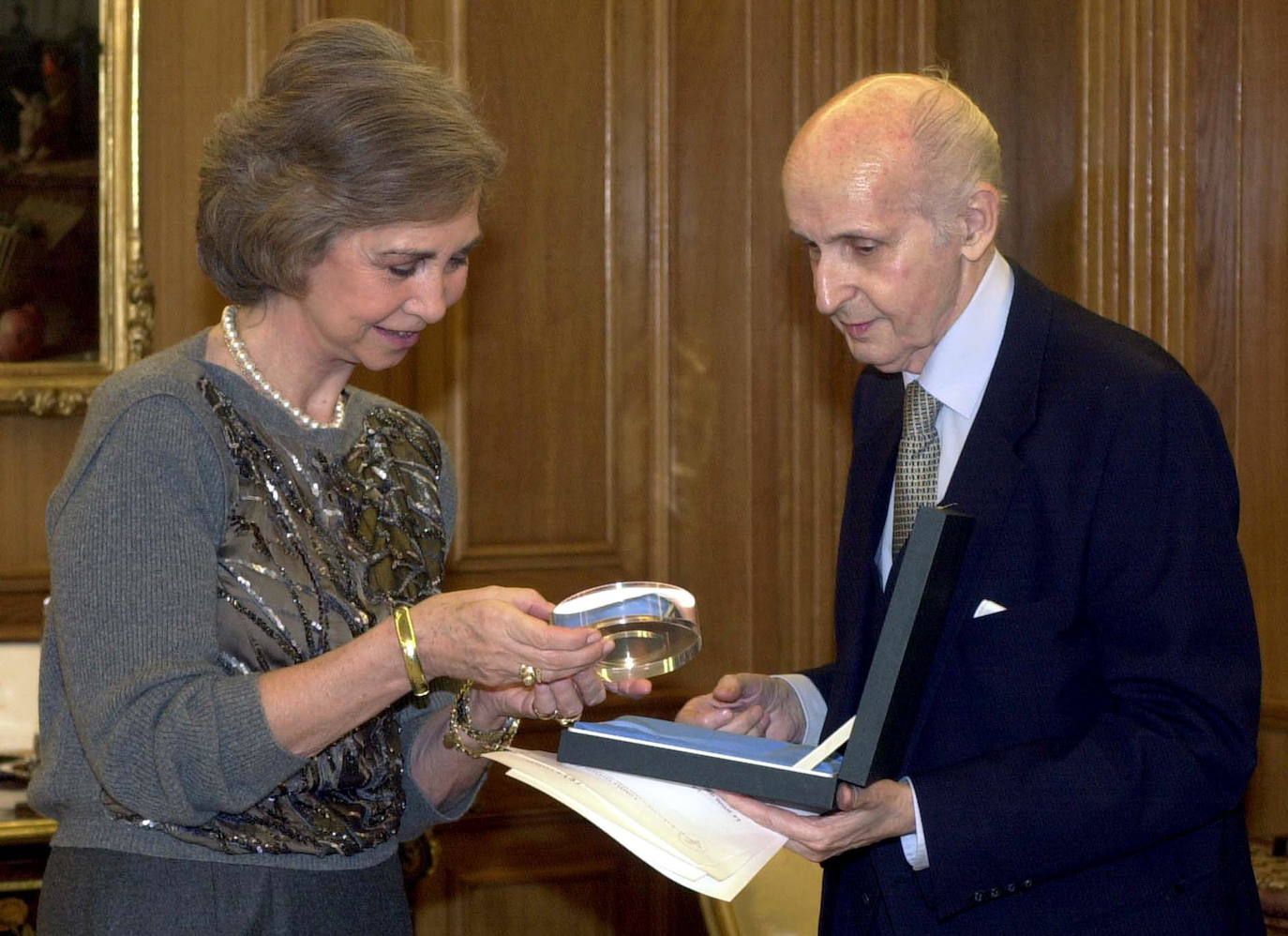 Santiago Grisolía en 2001 con la Reina Sofía