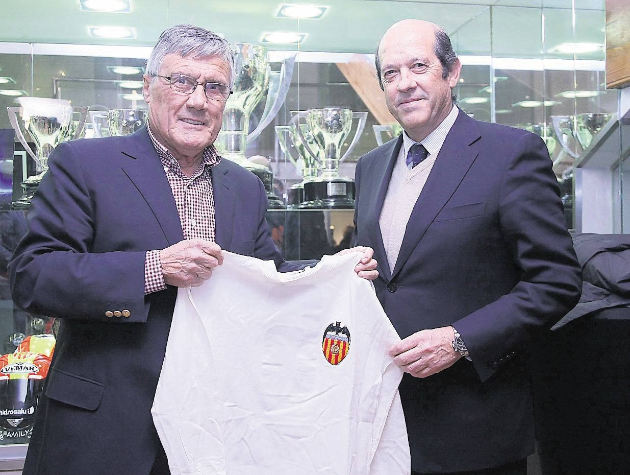 Roberto Gil juanto al expresidente Manuel Llorente posando con la camiseta de la Copa de 1967 (2010)