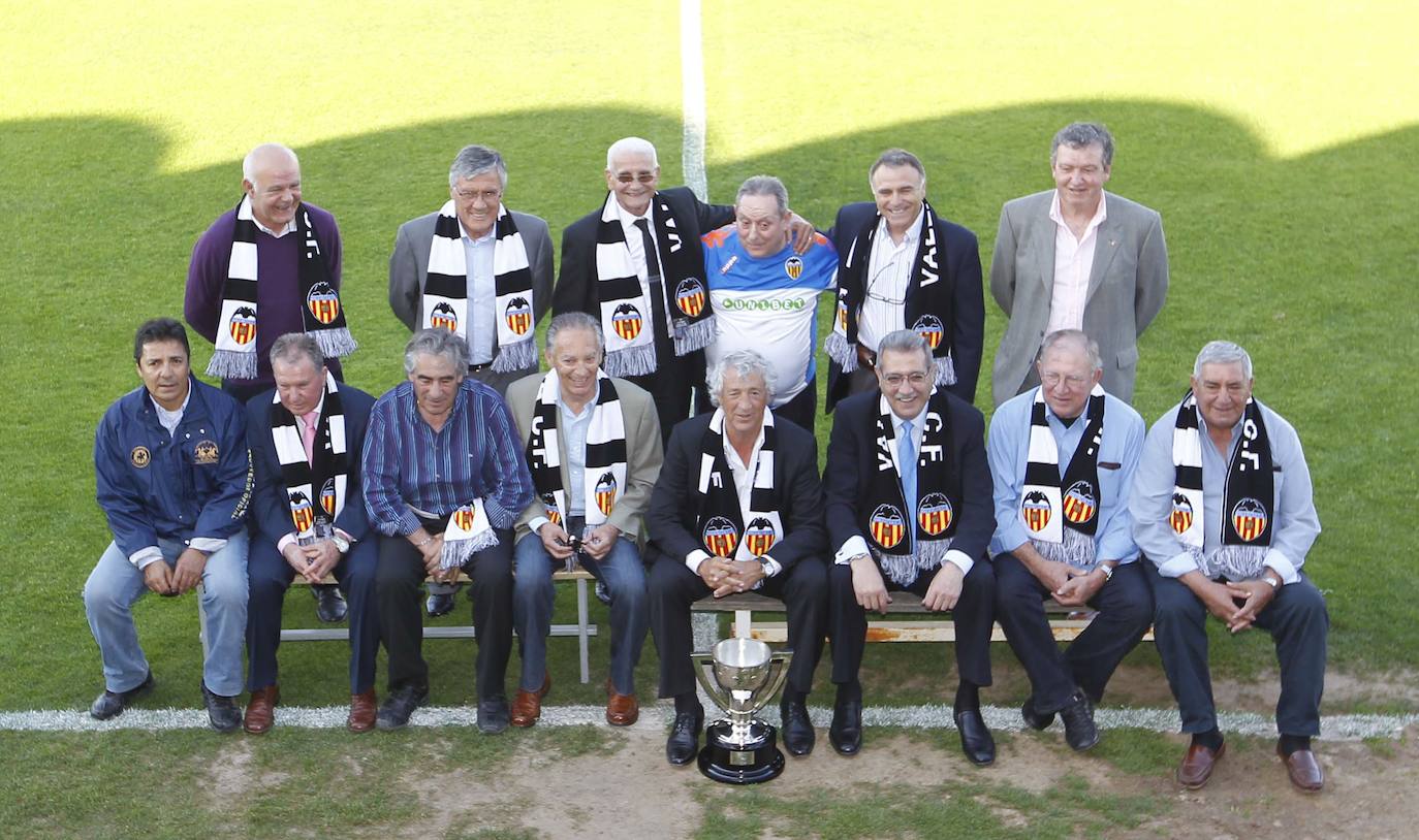 Roberto Gil y los componentes de la plantilla que ganó la Liga de 1971 (2011)