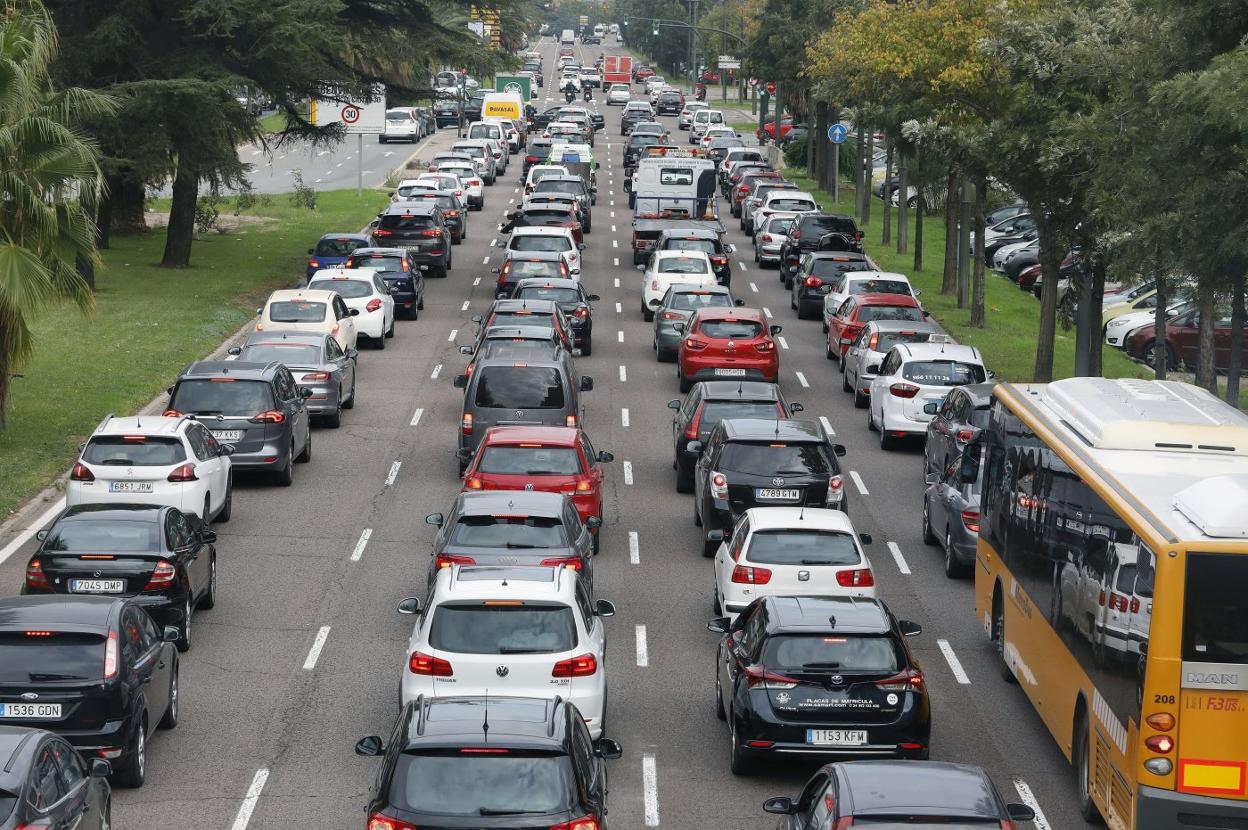 Retención de tráfico en la avenida del Cid. irene marsilla