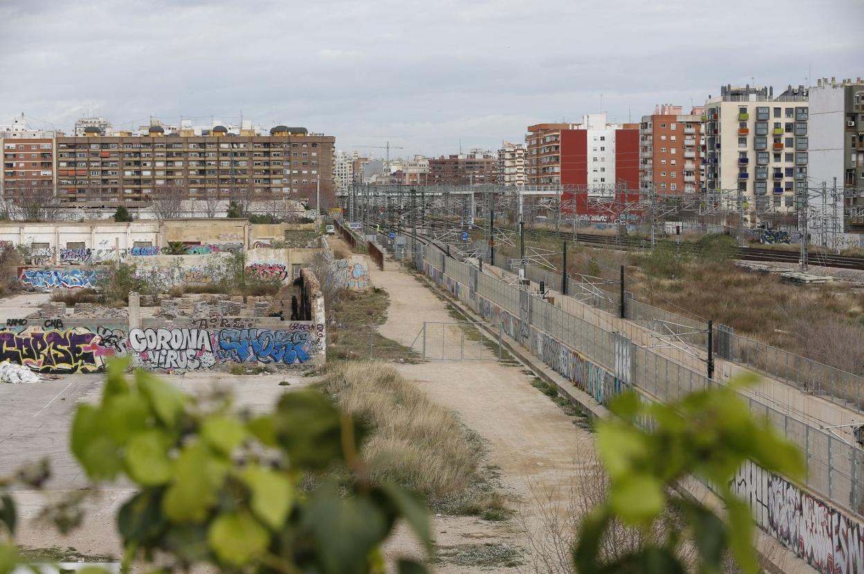 Playa de vías en la avenida García Lorca, rodeadas por solares y edificios de viviendas. jesús signes