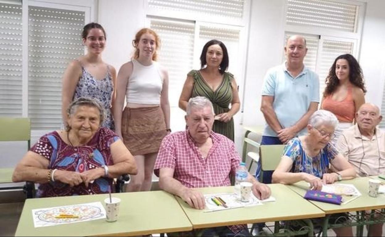 Algunos de los usuarios del Aula de Respiro en la clausura de las clases. 