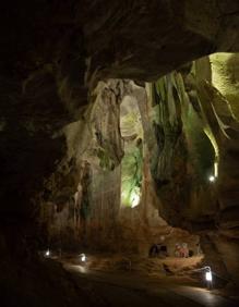 Imagen secundaria 2 - Qué hacer en verano en Valencia | De excursión a las cuevas mágicas de Alicante: La Cueva de las Calaveras