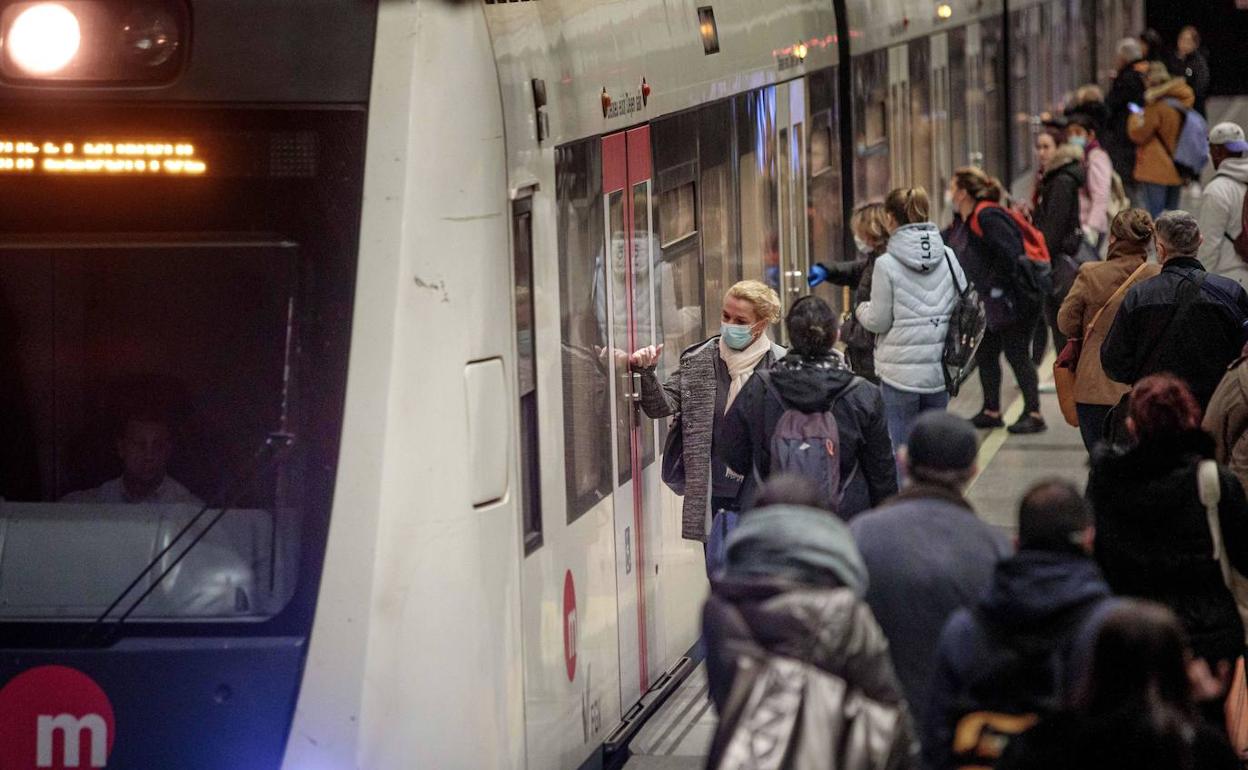 Pasajeros subiendo a un metro en una imagen de archivo