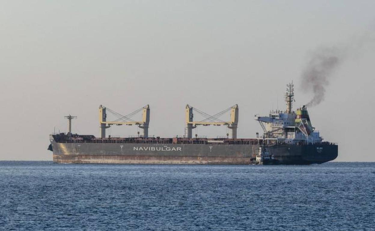 El 'Rojen', este viernes cuando abandonaba el puerto ucraniano de Chernomorsk, desde donde se dirige a Inglaterra cargado con 13.000 toneladas de grano