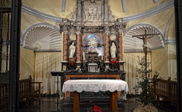 Imagen principal - En la capilla se celebran eucaristías todos los domingos del año a las 13.00 horas.