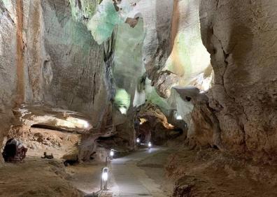 Imagen secundaria 1 - Qué hacer en verano en Valencia | De excursión a las cuevas mágicas de Alicante: La Cueva de las Calaveras