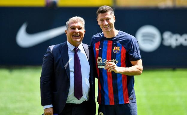 Joan Laporta y Robert Lewandowski, durante la presentación del polaco.