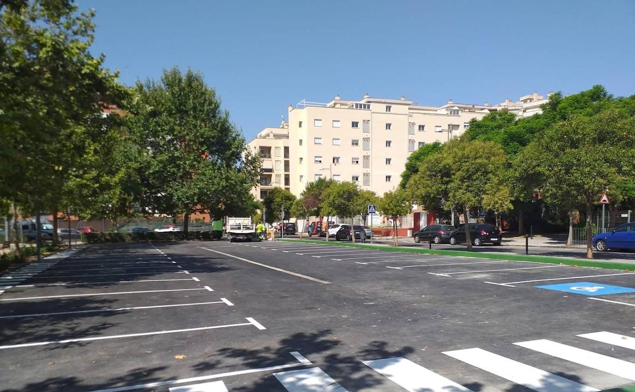 La zona renovada de estacionamiento en Lloma Llarga. 