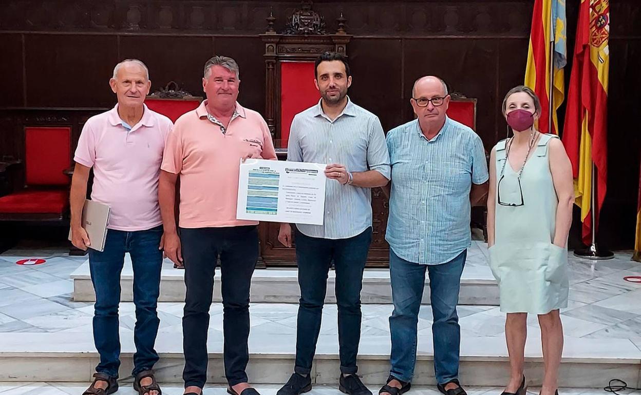 El alcalde, Darío Moreno, y el teniente de alcalde de Almardà, Pepe Gil, con los representantes vecinales. 